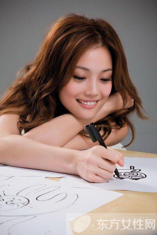 容祖兒下體夾春卷事件揭秘 真假容祖兒亮相簽售會