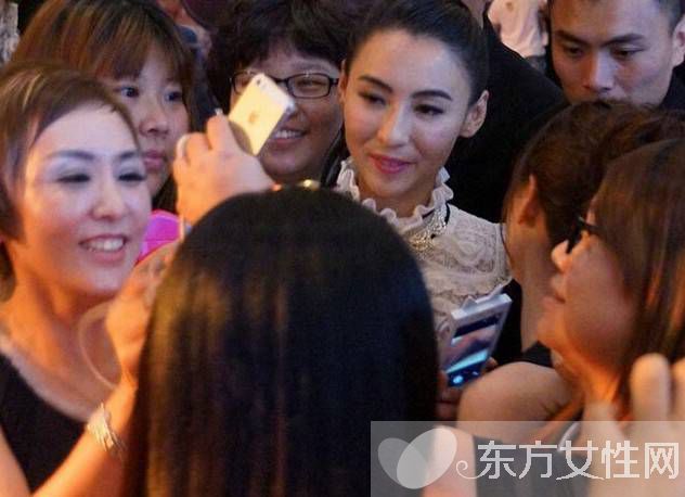 張柏芝運(yùn)動(dòng)裝素顏擠地鐵少女氣息十足 張柏芝門照艷全集圖片