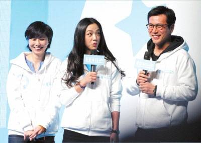 湯唯挺孕肚回母校照片 親自烹飪東坡肉看望恩師