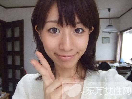 加藤綾子E乳全裸床照疑外流 手拿淫物面露微笑