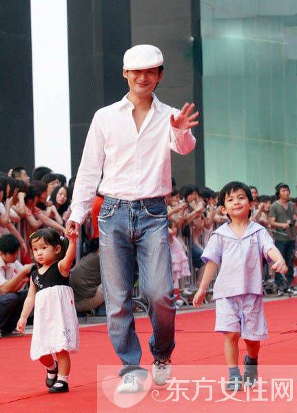 景崗山個人資料 景崗山一對兒女近照曝光被贊最好看星二代