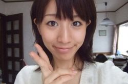 加藤綾子E乳全裸床照疑外流 手拿淫物面露微笑