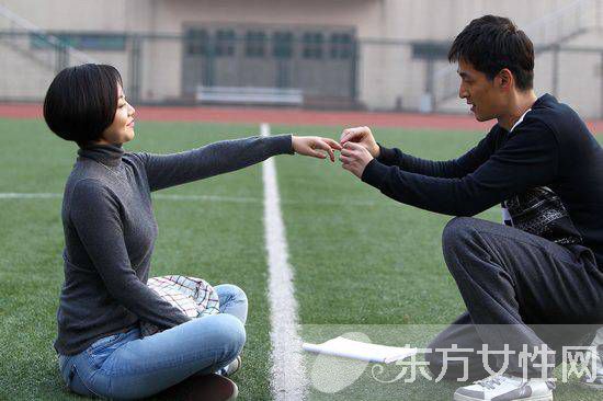 胡歌頻繁 示愛 閆妮 胡歌 很感謝當年閆妮吻了我