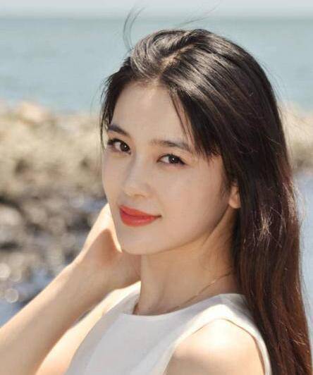 她也是中戲?；?卻怎么也紅不起來