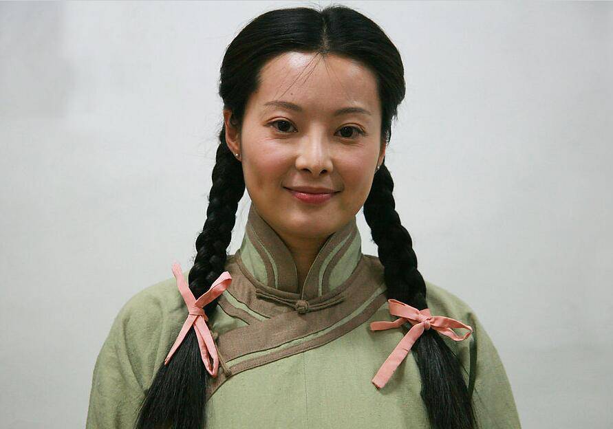 袁立透視裝臀部豐滿 網(wǎng)友嘆其 作風(fēng)太大膽