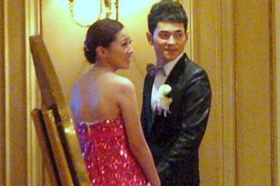 主持人李晨老婆趙瓊背景資料 李晨連發(fā)三條微博報母子平安