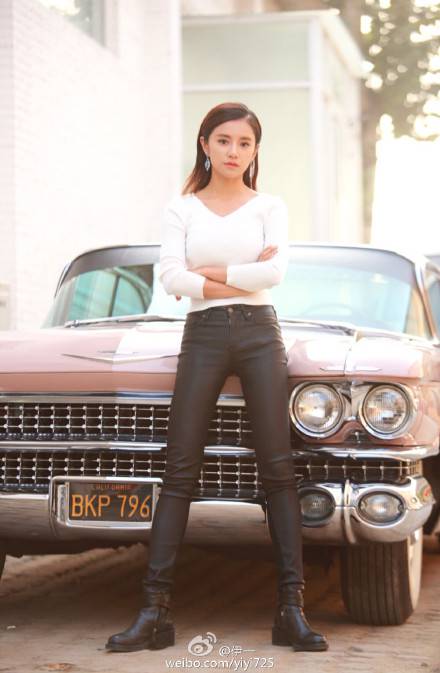 伊一微博分享跑步美圖 白毛衣黑皮褲霸氣又嫵媚