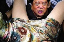 央視名嘴趙忠祥簡(jiǎn)歷 趙忠祥在美女兩腿之間性丑聞曝光