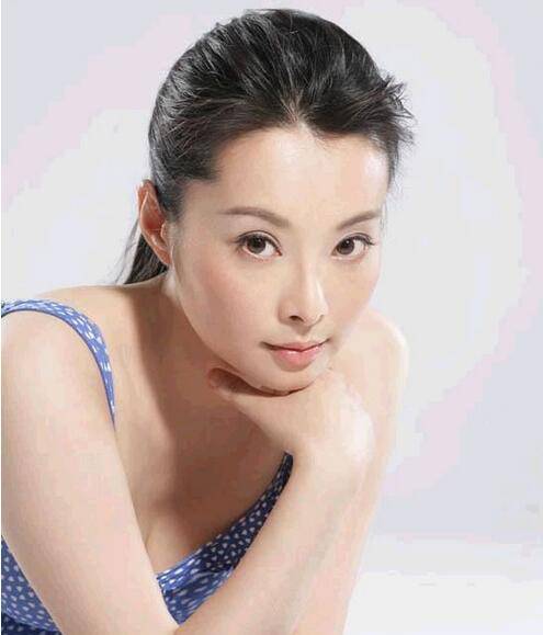 袁立透視裝臀部豐滿 網(wǎng)友嘆其 作風(fēng)太大膽