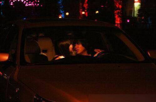 盧庚戌嬌妻張辛怡性感寫真 隱婚四年玩車震當(dāng)眾激吻