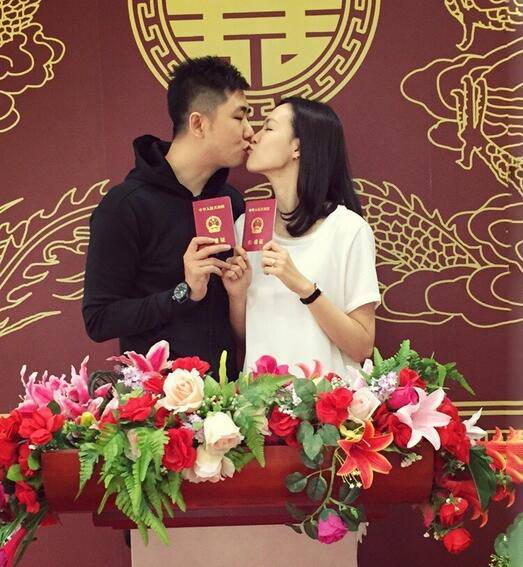 李艾領(lǐng)證甜蜜親吻照曝光 老公張徐寧背景個(gè)人資料