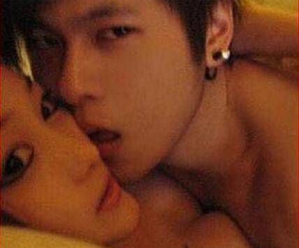 揭張馨予的乳有多大 瘋狂床照曝光裸胸誘惑無下限