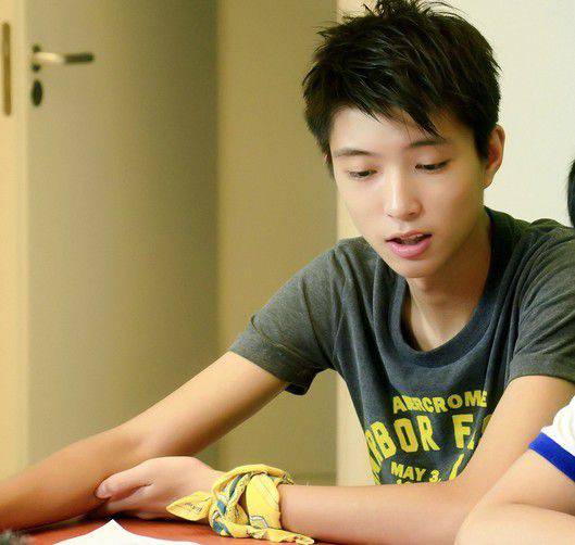 左溢身高對(duì)比圖 左溢一年級(jí)流利英文秒殺全場(chǎng)