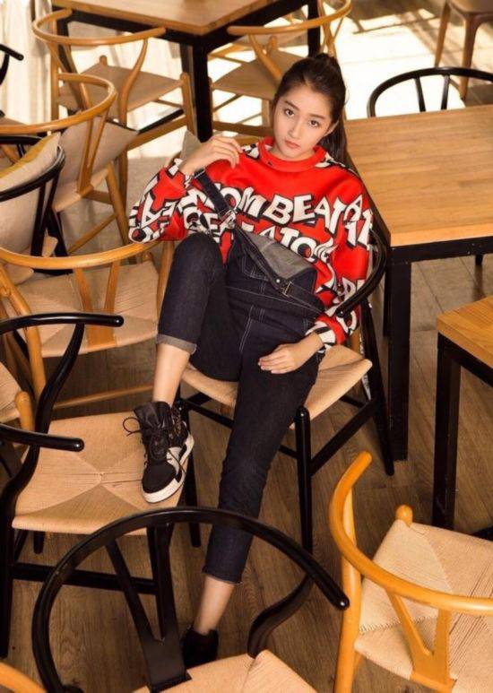 一仆二主楊樹苗扮演者關(guān)曉彤資料 揭關(guān)曉彤驚人家庭背景