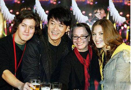 周華健妻子康梓蘭個人資料 19歲混血女兒近照曝光