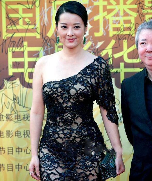 袁立透視裝臀部豐滿 網(wǎng)友嘆其 作風(fēng)太大膽