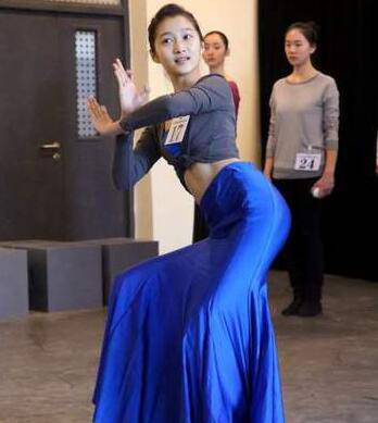 一仆二主楊樹苗扮演者關(guān)曉彤資料 揭關(guān)曉彤驚人家庭背景