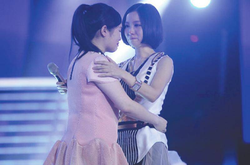 中國(guó)好聲音萱萱殘酷月光唱哭導(dǎo)師 遇音響故障淡定清唱贏得掌聲