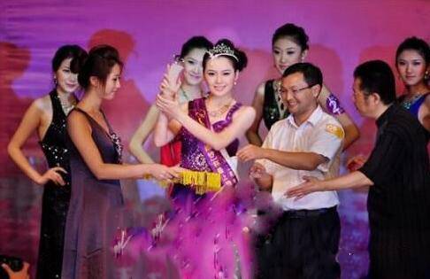 她也是中戲?；?卻怎么也紅不起來