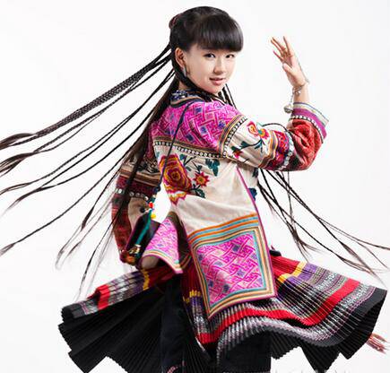 小彩旗老公是誰 楊麗萍外甥女小彩旗成名之路大揭秘