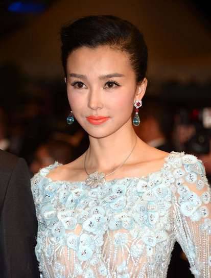  龍女郎 姚星彤透視門(mén)事件 姚星彤整容對(duì)比照遭扒