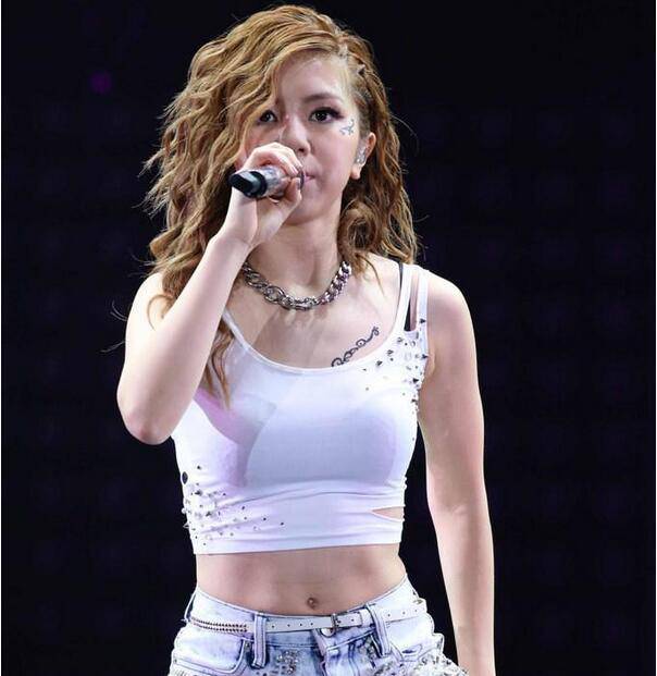 張杰鄧紫棋曖昧激怒謝娜 曝鄧紫棋張杰勾肩搭背照片