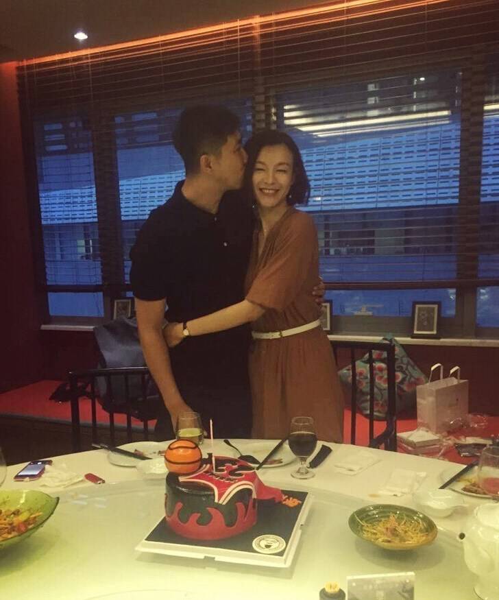 李艾領(lǐng)證甜蜜親吻照曝光 老公張徐寧背景個(gè)人資料