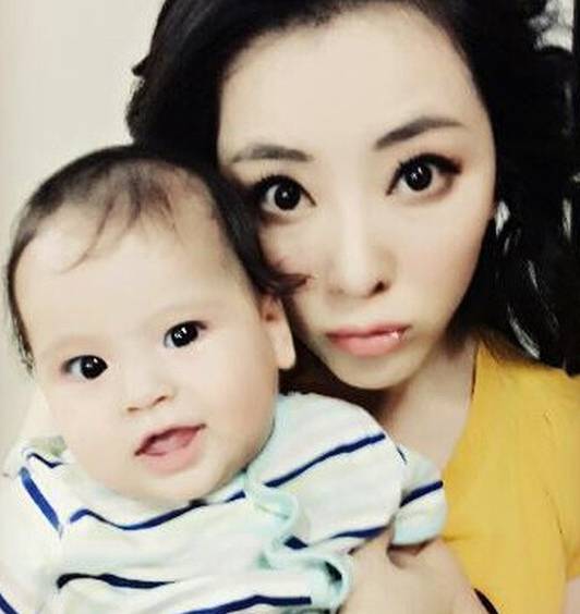 央視主持人李思思的丈夫是誰(shuí) 李思思挺孕肚回央視