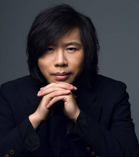 盧庚戌嬌妻張辛怡性感寫真 隱婚四年玩車震當(dāng)眾激吻