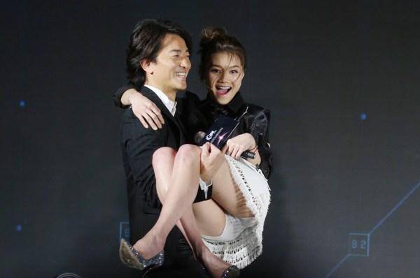 周秀娜真空上陣秀八字奶 張智霖稱期待與周秀娜拍愛(ài)情動(dòng)作片