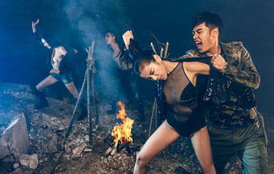 伊一微博分享跑步美圖 白毛衣黑皮褲霸氣又嫵媚