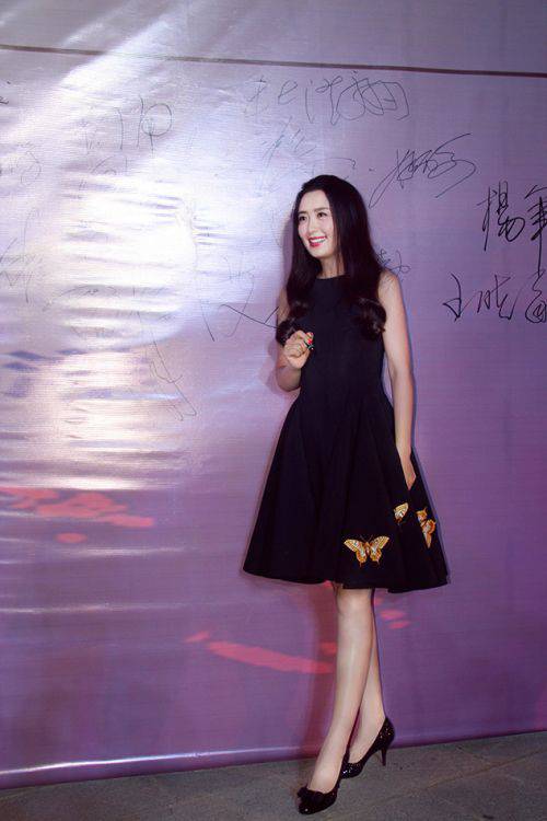 楊童舒臀部遭男粉絲強(qiáng)摸照片 楊童舒?zhèn)€人資料曝光