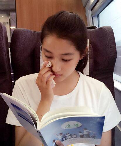 一仆二主楊樹苗扮演者關(guān)曉彤資料 揭關(guān)曉彤驚人家庭背景