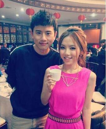 張杰鄧紫棋曖昧激怒謝娜 曝鄧紫棋張杰勾肩搭背照片