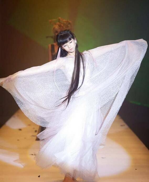 小彩旗老公是誰 楊麗萍外甥女小彩旗成名之路大揭秘