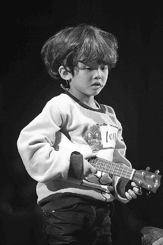 張藝瀚個(gè)人資料 張藝瀚出彩中國(guó)人大拋媚眼范爺