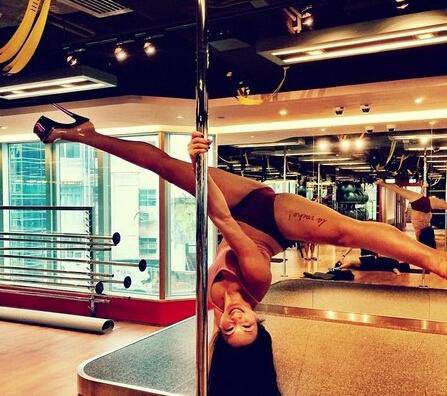 原子鏸鋼管舞險(xiǎn)走光 鄭佩佩女兒子鏸演繹慰安婦