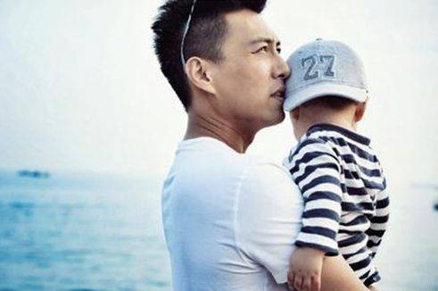 靳東家庭背景不一般 網(wǎng)曝靳東李佳結(jié)婚照