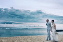 徐崢牽手陶虹漫步于巴厘島 徐崢個人資料大揭秘