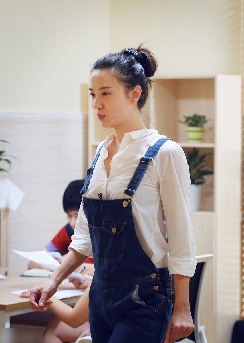 宋佳的胸被胡軍捏 宋佳為上位與劉蓓老公偷情