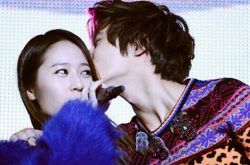 《我們結(jié)婚了》鄭秀晶與樸燦烈甜蜜親吻