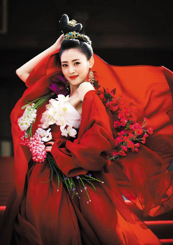 張?zhí)鞇勰挲g個(gè)人資料被扒 張?zhí)鞇鄞蛉榄h(huán)鄧超點(diǎn)贊