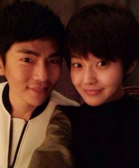 張曉龍陳思斯結(jié)婚照曝光 兩人因戲生情羞澀拜堂