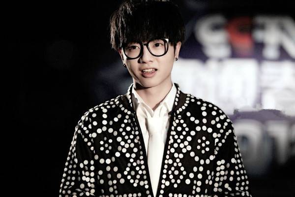 揭華晨宇的爸爸背景資料 華晨宇名副其實富二代