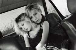 張賢勝和泫雅熱吻引發(fā)粉絲尖叫 他們是什么關(guān)系