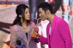 黃曉明吻趙薇照片曝光 網(wǎng)友調(diào)侃終于吻到趙薇了