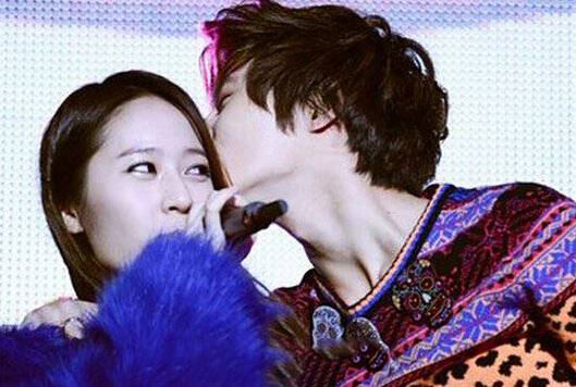 《我們結(jié)婚了》鄭秀晶與樸燦烈甜蜜親吻