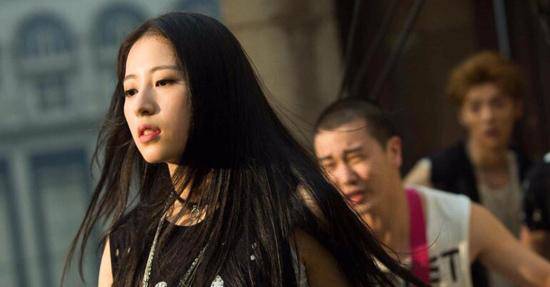 周雨彤個(gè)人資料 周雨彤重返二十歲演繹高冷學(xué)姐