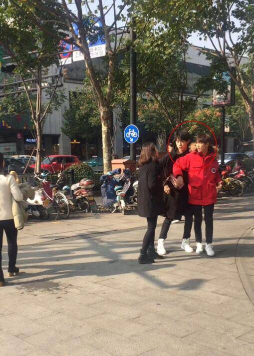 抓包男友與同性親熱 出柜男撞臉張藝興