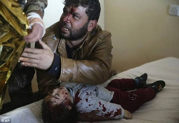 15月大女嬰被is炸死 父親抱著女兒的遺體痛哭